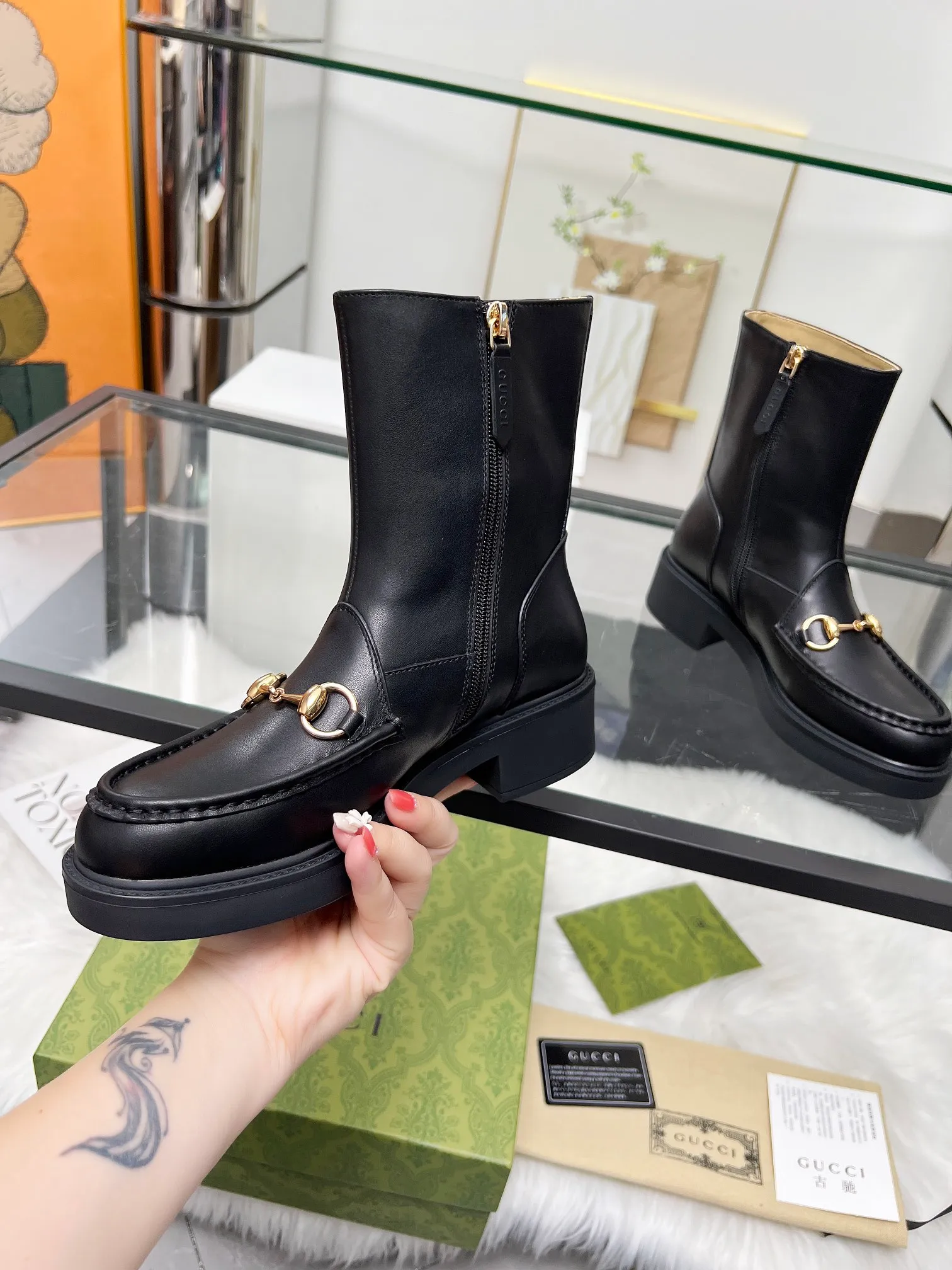 👟👟Ex-factory price 600👟👟 2025 latest version of Gucci GUCCI hot sale✅ 🎉Very easy to match👍Inner zipper design, easy to put on and take off 'Branded buckle Heel height: 6cm Fabric: Cowhide/open edge beads Inner/foot: apricot cowhide 🐂 Outsole PPU material Color: black Code number: 34-40. 34 and 41 42 need to be customized. Packaging: Comes with card and cloth bag.